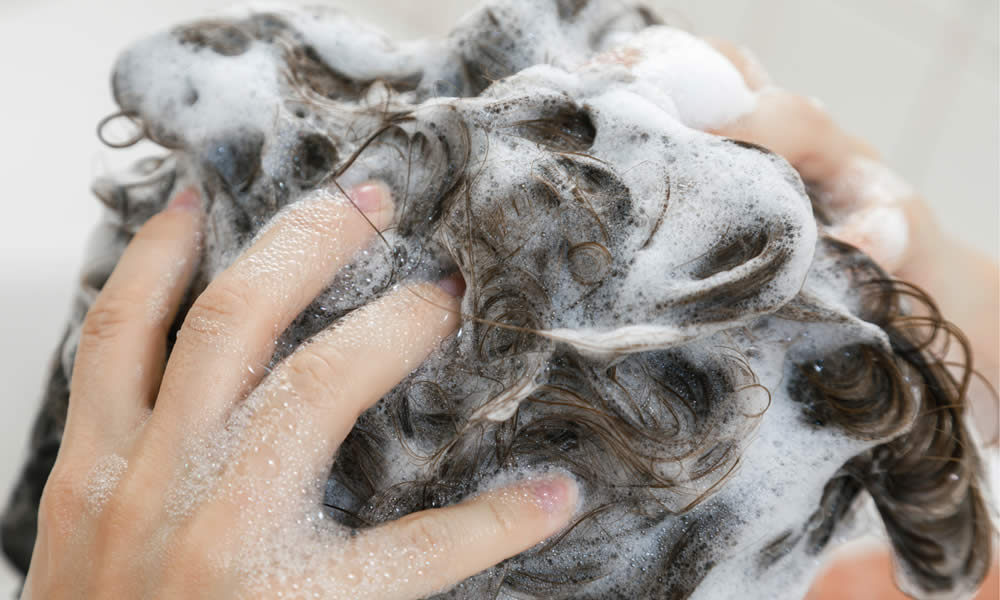 Shampoo AntiForfora 2019 - Ingredienti, Efficacia, Uso e Consigli