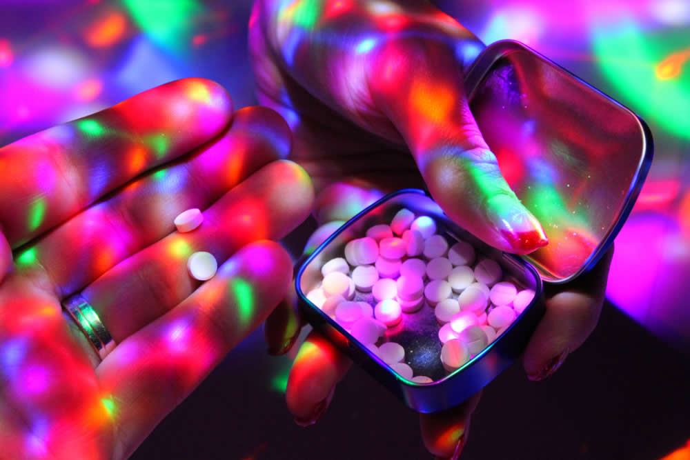 Ecstasy - Che cos'è? Effetti, Uso, Effetti Collaterali